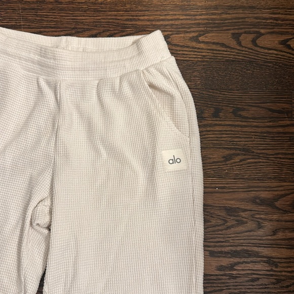 Alo Waffle Weekend Escape Ivory Joggers - Picture 4 of 4